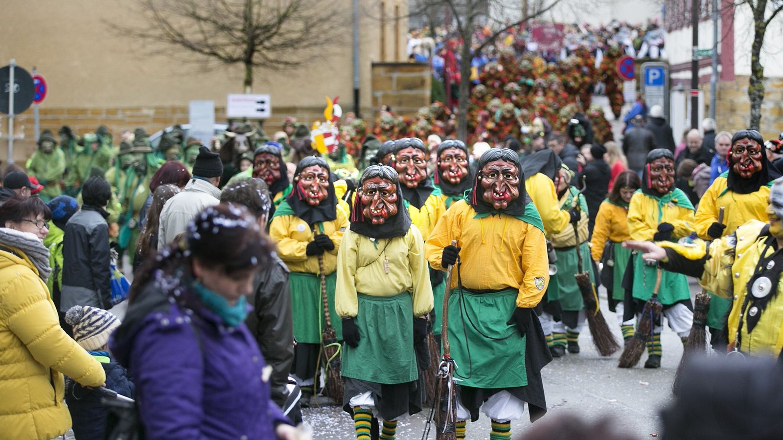 Alle Jahre wieder wird Donzdorf zum Fasnetsdorf: Der Umzug am Fasnetssonntag, 14 Uhr, gehört mit 3500 Teilnehmern und 17 Motivwagen zu den größten im Land. Die Wagen werden aufwendig gestaltet, viele sind fahrende Kunstwerke aus Stahl, Holz und Pappmaschee. Die Kolosse, die teils bis zu 20 Tonnen wiegen, werden über CAD-Konstruktionen geplant und lassen sich wie von Geisterhand pneumatisch und hydraulisch bewegen.Foto: Horst Rudel Alle Jahre wieder wird Donzdorf zum Fasnetsdorf: Der Umzug am Fasnetssonntag, 14 Uhr, gehört mit 3500 Teilnehmern und 17 Motivwagen zu den größten im Land. Die Wagen werden aufwendig gestaltet, viele sind fahrende Kunstwerke aus Stahl, Holz und Pappmaschee. Die Kolosse, die teils bis zu 20 Tonnen wiegen, werden über CAD-Konstruktionen geplant und lassen sich wie von Geisterhand pneumatisch und hydraulisch bewegen.Foto: Horst Rudel