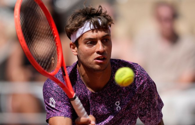 Flavio Cobolli zeigt in Paris starke Leistungen.<span class='image-autor'>Foto: Christophe Ena/AP/dpa</span>