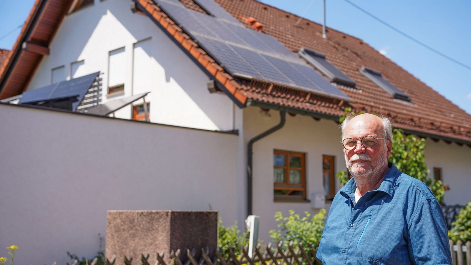Mit seinen 16 Solarpanelen versorgt sich Thomas Gerner aus Plieningen im Sommer fast vollständig selbst mit Strom.Foto: Frederik Herrmann