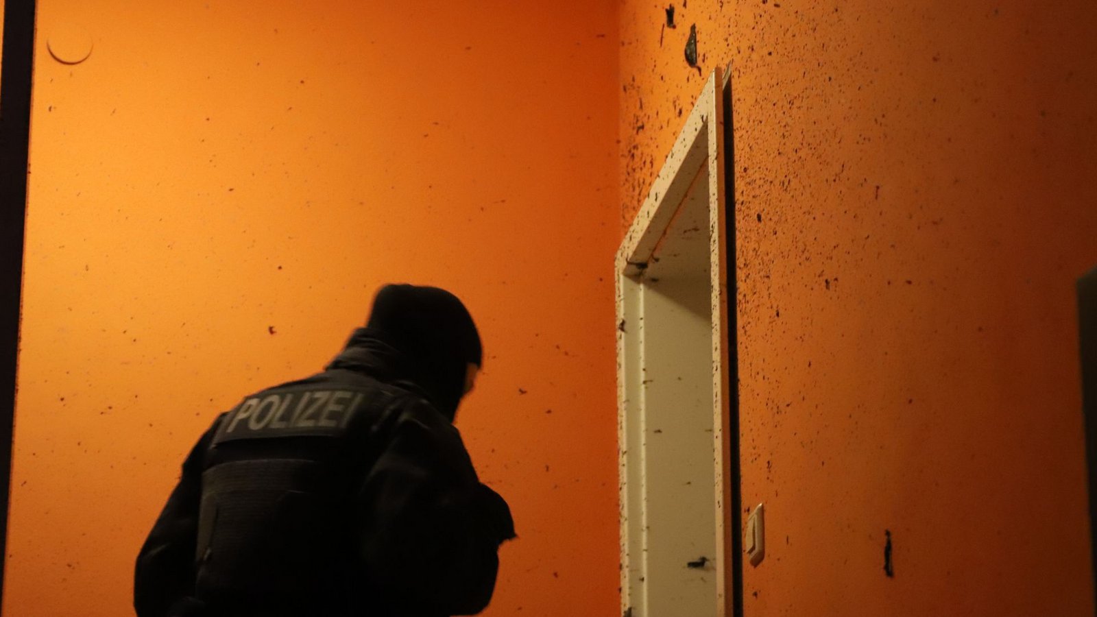 Ein Beamter vor der Wohnungstür des Mannes.Foto: StN/StZ Ein Beamter vor der Wohnungstür des Mannes.Foto: StN/StZ