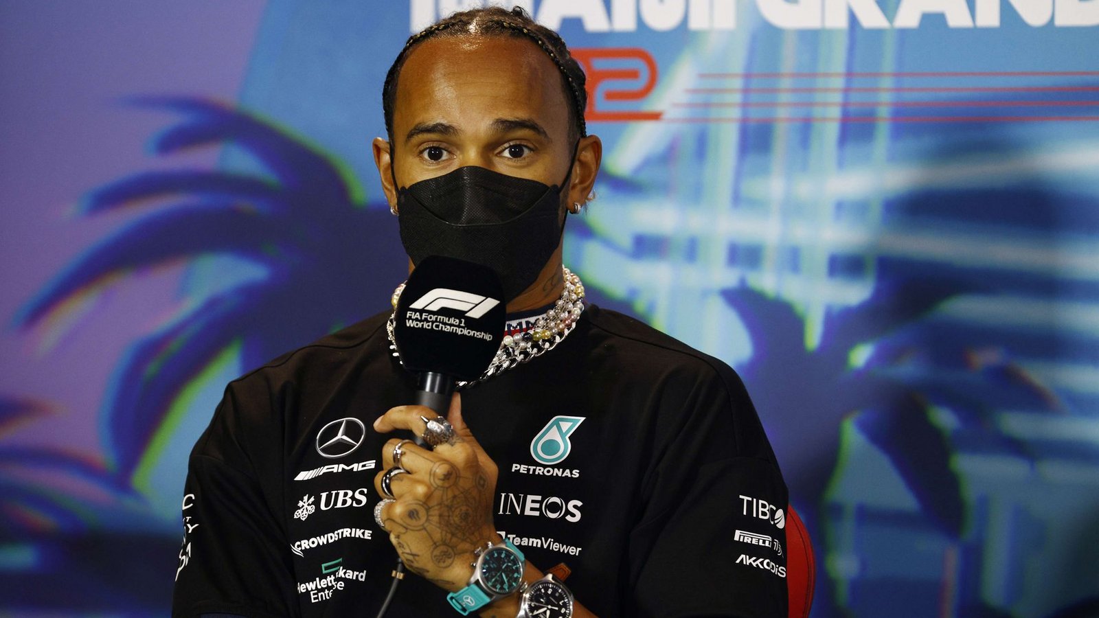 Lewis Hamilton hat das Schmuckverbot in der Formel 1 kritisiert.Foto: AFP/Jared C. Tilton