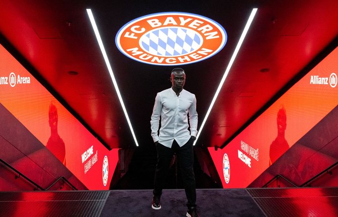 Bayern-Neuzugang Sadio Mané steht nach seiner Vorstellung im Spielertunnel.<span class='image-autor'>Foto: Sven Hoppe/dpa</span>