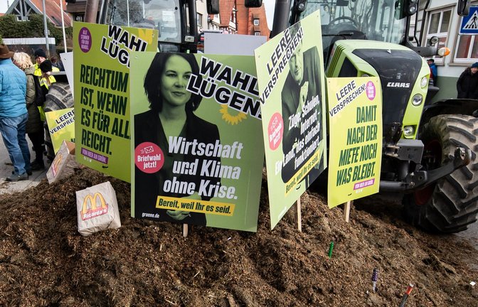 Bauern attackierten Grüne Politiker am Aschermittwoch 2024 in Biberach an der Riss  – nicht nur symbolisch.<span class='image-autor'>Foto: dpa/Silas Stein</span>
