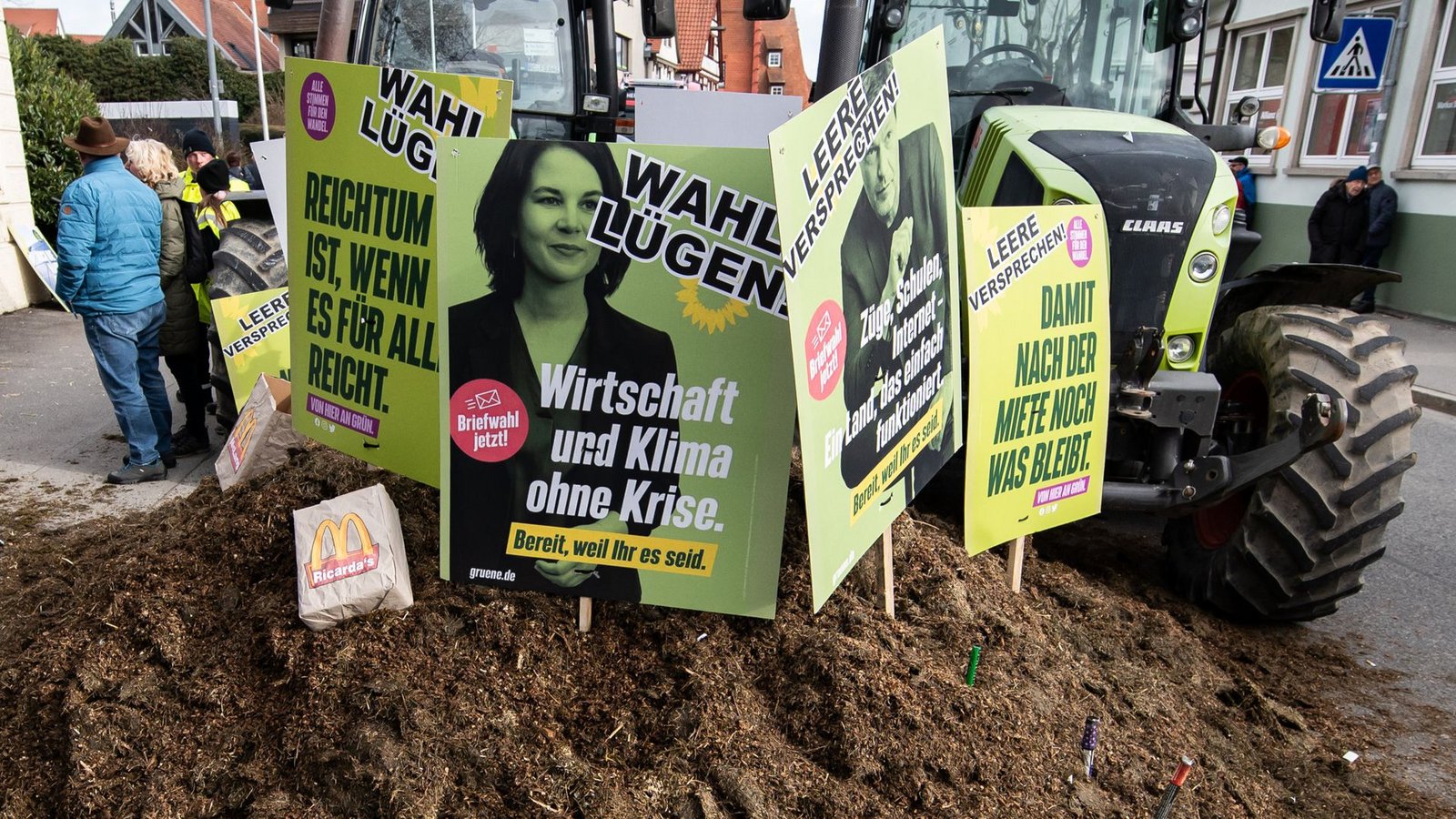 Bauern attackierten Grüne Politiker am Aschermittwoch 2024 in Biberach an der Riss  – nicht nur symbolisch.Foto: dpa/Silas Stein