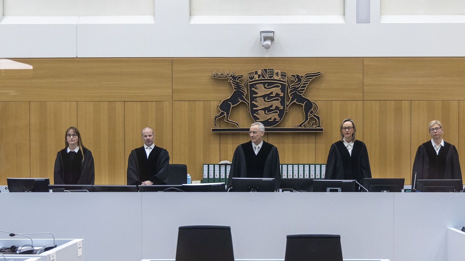 Die drei Richterinnen und zwei Richter des 3. Strafsenats des Oberlandesgerichtes Stuttgart am 48. Verhandlungstag des sogenannten Reuß-Verfahrens: Fuchs, Heiko Griesinger, Vorsitzende Joachim Holzhausen, Anna Müller-Nies und Gabriele Maser (von links).Foto: Lichtgut/Leif Piechowski/Leif Piechowski Die drei Richterinnen und zwei Richter des 3. Strafsenats des Oberlandesgerichtes Stuttgart am 48. Verhandlungstag des sogenannten Reuß-Verfahrens: Fuchs, Heiko Griesinger, Vorsitzende Joachim Holzhausen, Anna Müller-Nies und Gabriele Maser (von links).Foto: Lichtgut/Leif Piechowski/Leif Piechowski