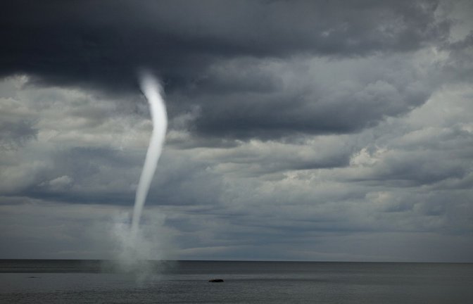 Zwischen Tornados, Wind- und Wasserhosen  besteht  weder in ihrer physikalischen Natur noch in ihrer Stärke ein Unterschied. Korrekterweise werden die beiden Ausdrücke gleichbedeutend verwendet.<span class='image-autor'>Foto: Imago/Depositphotos</span>