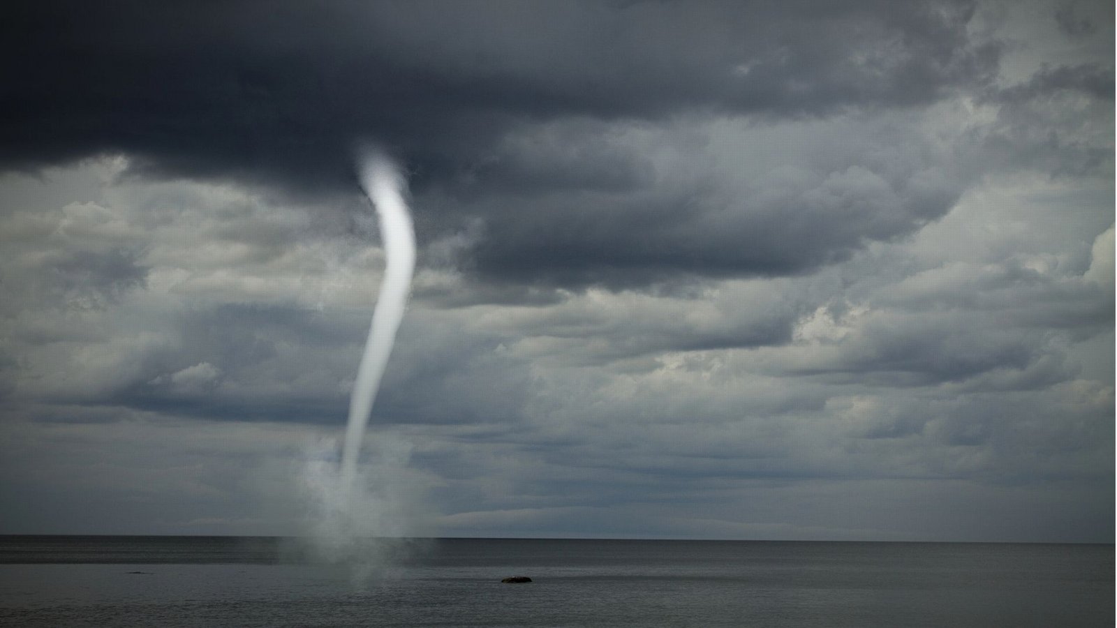 Zwischen Tornados, Wind- und Wasserhosen  besteht  weder in ihrer physikalischen Natur noch in ihrer Stärke ein Unterschied. Korrekterweise werden die beiden Ausdrücke gleichbedeutend verwendet.Foto: Imago/Depositphotos