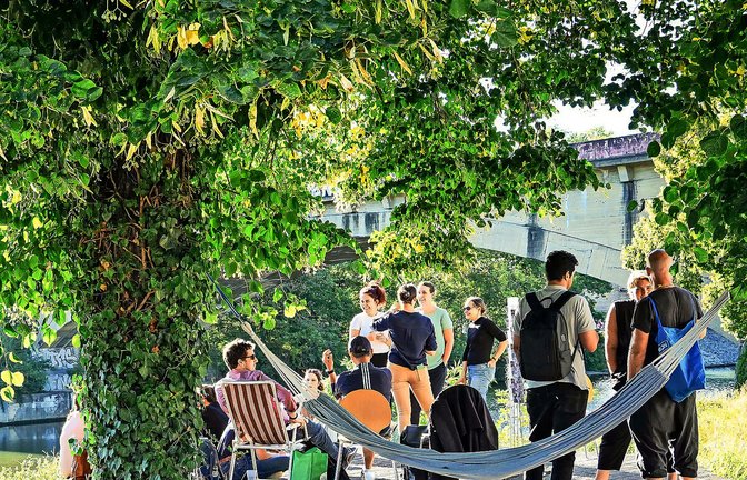 Fast wie in einem Werbefilm: „After Work“ auf der Neckarinsel in Stuttgart – direkt neben der Schleuse.<span class='image-autor'>Foto: Lichtgut/Ferdinando Iannone</span>