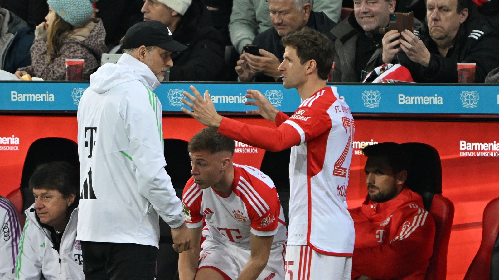 Trainer Thomas Tuchel (l) hatte für Thomas Müller in der Offensive gegen den FC Arsenal keinen Platz.Foto: Federico Gambarini/dpa