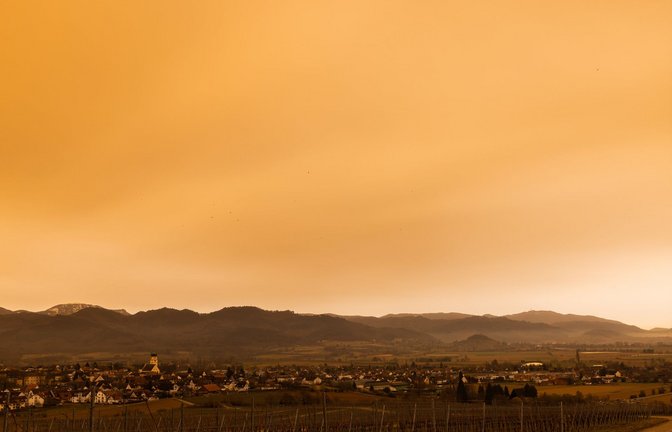 Das Phänomen tritt mehrmals im Jahr auf führte in Deutschland Mitte März zu einer deutlichen gelblich-rötlichen Verfärbung des Himmels sowie einer Staubschicht auf Autos, Fensterscheiben und Gartenmöbeln.<span class='image-autor'>Foto: dpa/Philipp von Ditfurth</span>