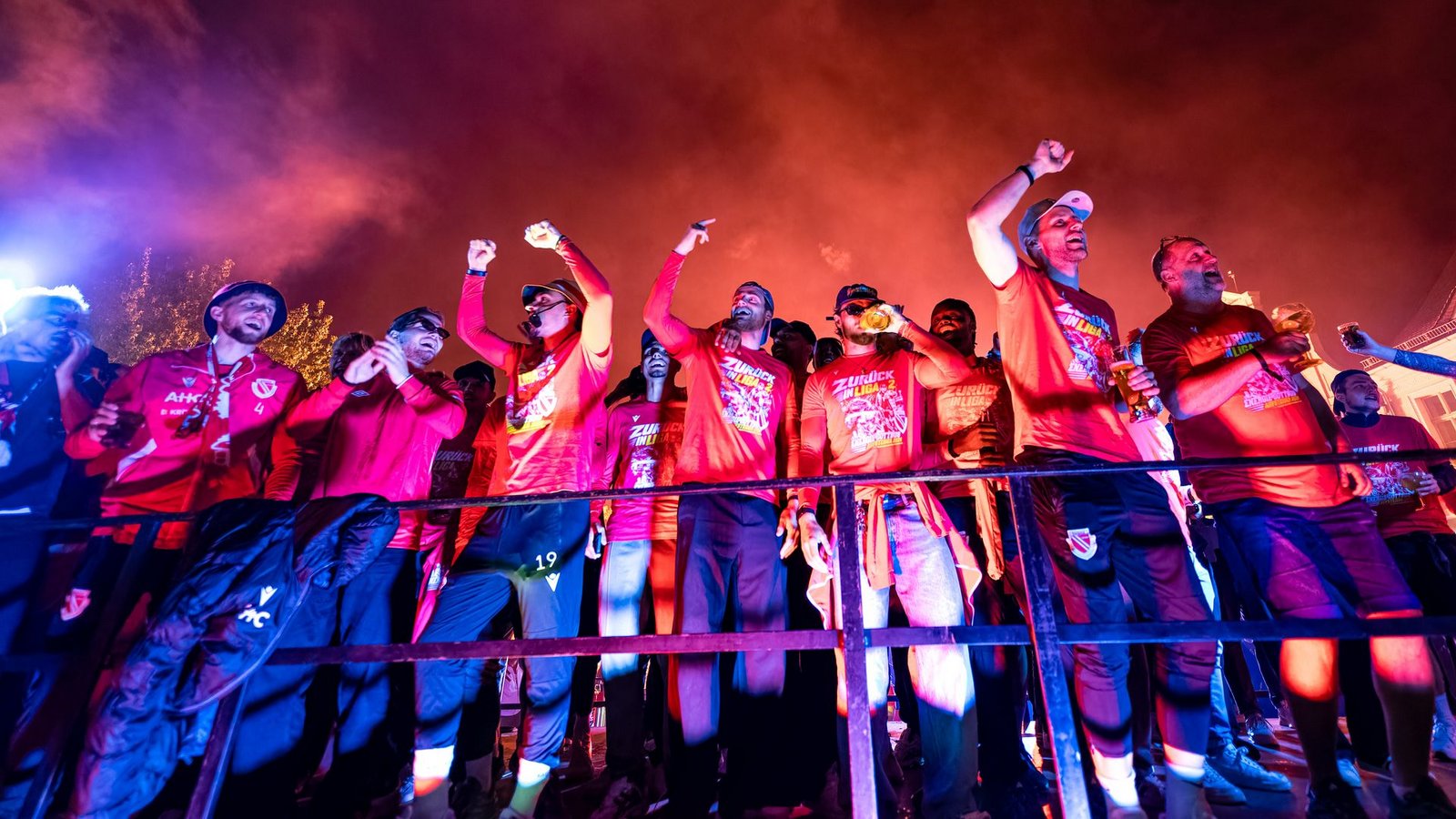 Die Mannschaft des FC Energie Cottbus feiert nach ihrer Rückkehr vom letzten Saisonspiel auf dem Cottbuser Altmarkt.Foto: Frank Hammerschmidt/dpa Die Mannschaft des FC Energie Cottbus feiert nach ihrer Rückkehr vom letzten Saisonspiel auf dem Cottbuser Altmarkt.Foto: Frank Hammerschmidt/dpa