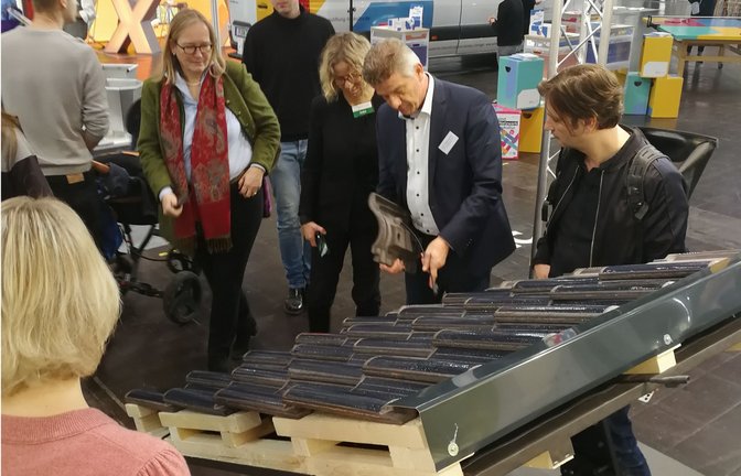 Harald Garrecht (Mitte) stellt seine Solardachziegel auf einer Denkmal-Messe vor.<span class='image-autor'>Foto: privat</span>