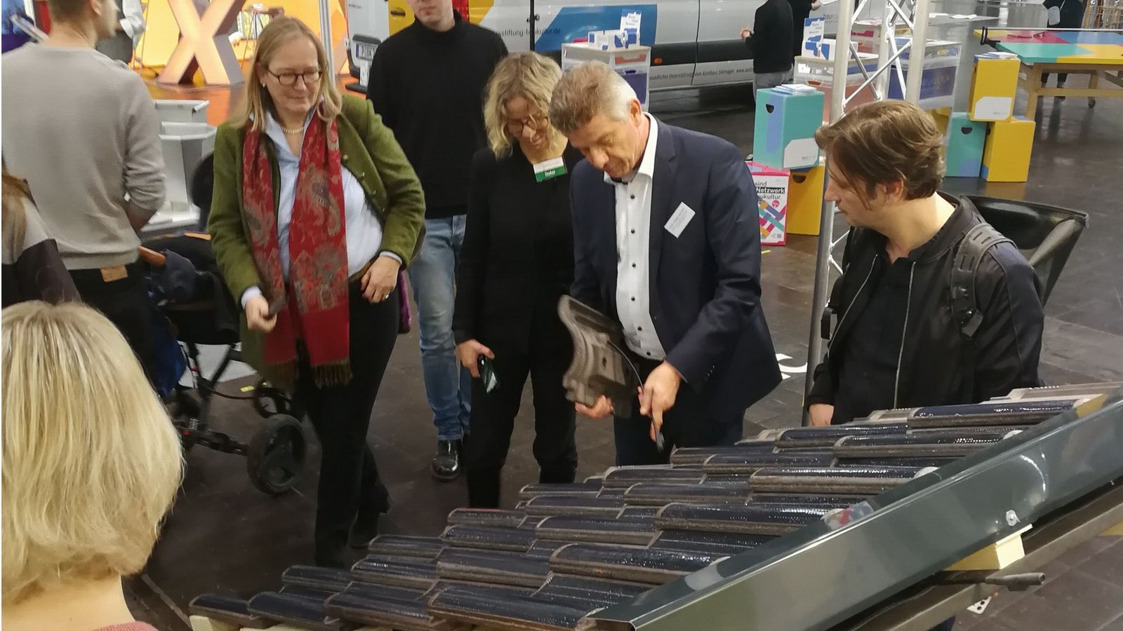 Harald Garrecht (Mitte) stellt seine Solardachziegel auf einer Denkmal-Messe vor.Foto: privat Harald Garrecht (Mitte) stellt seine Solardachziegel auf einer Denkmal-Messe vor.Foto: privat