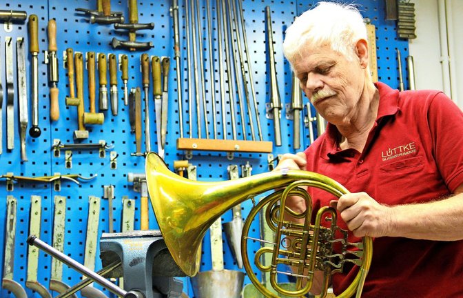 Heilende Hände: Fritz Lüttke mit einem Horn  in seiner Volkertshausener Werkstatt<span class='image-autor'>Foto: Uli Fricker</span>
