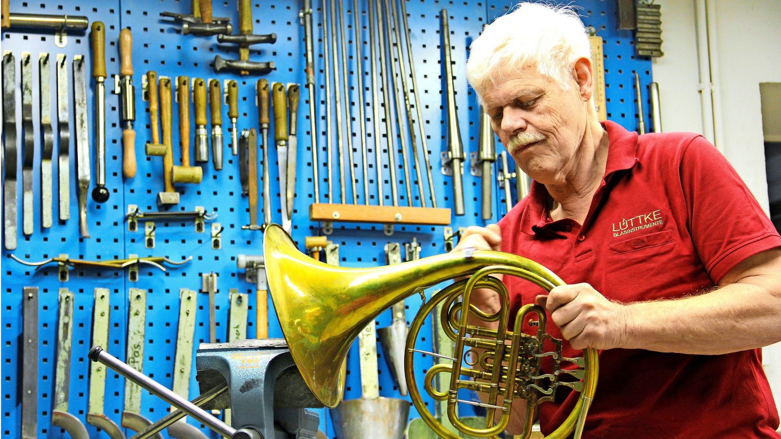 Heilende Hände: Fritz Lüttke mit einem Horn in seiner Volkertshausener WerkstattFoto: Uli Fricker Heilende Hände: Fritz Lüttke mit einem Horn in seiner Volkertshausener WerkstattFoto: Uli Fricker