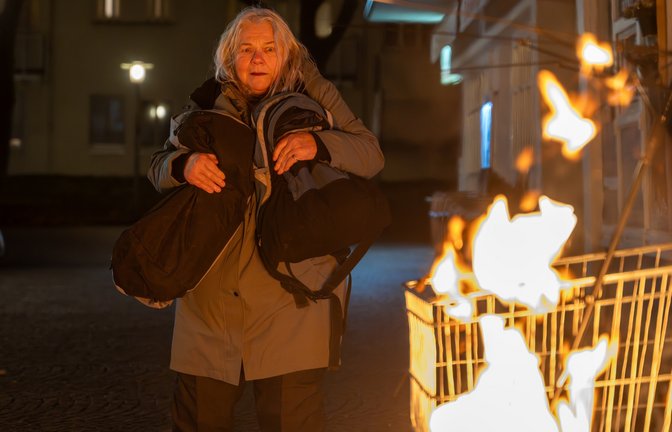 Eine Obdachlose wacht nachts auf - ihr Zelt brennt. Ein Fremder hat den Brand gelegt. Doch wer ist der Mann?<span class='image-autor'>Foto: ZDF/Saskia Pavek</span>