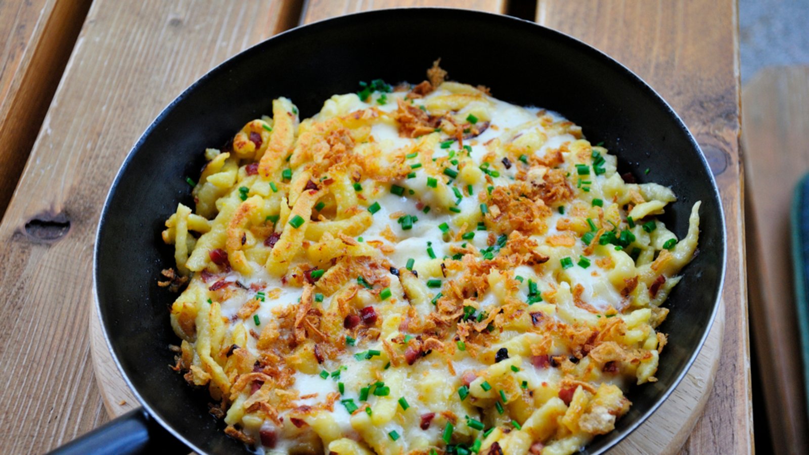 Wer Käse mag, der liebt Käsespätzle, aber welcher Käse passt am besten für Käsespätzle? Alles Wichtige dazu hier.Foto: Nina Alizada / Shutterstock.com Wer Käse mag, der liebt Käsespätzle, aber welcher Käse passt am besten für Käsespätzle? Alles Wichtige dazu hier.Foto: Nina Alizada / Shutterstock.com