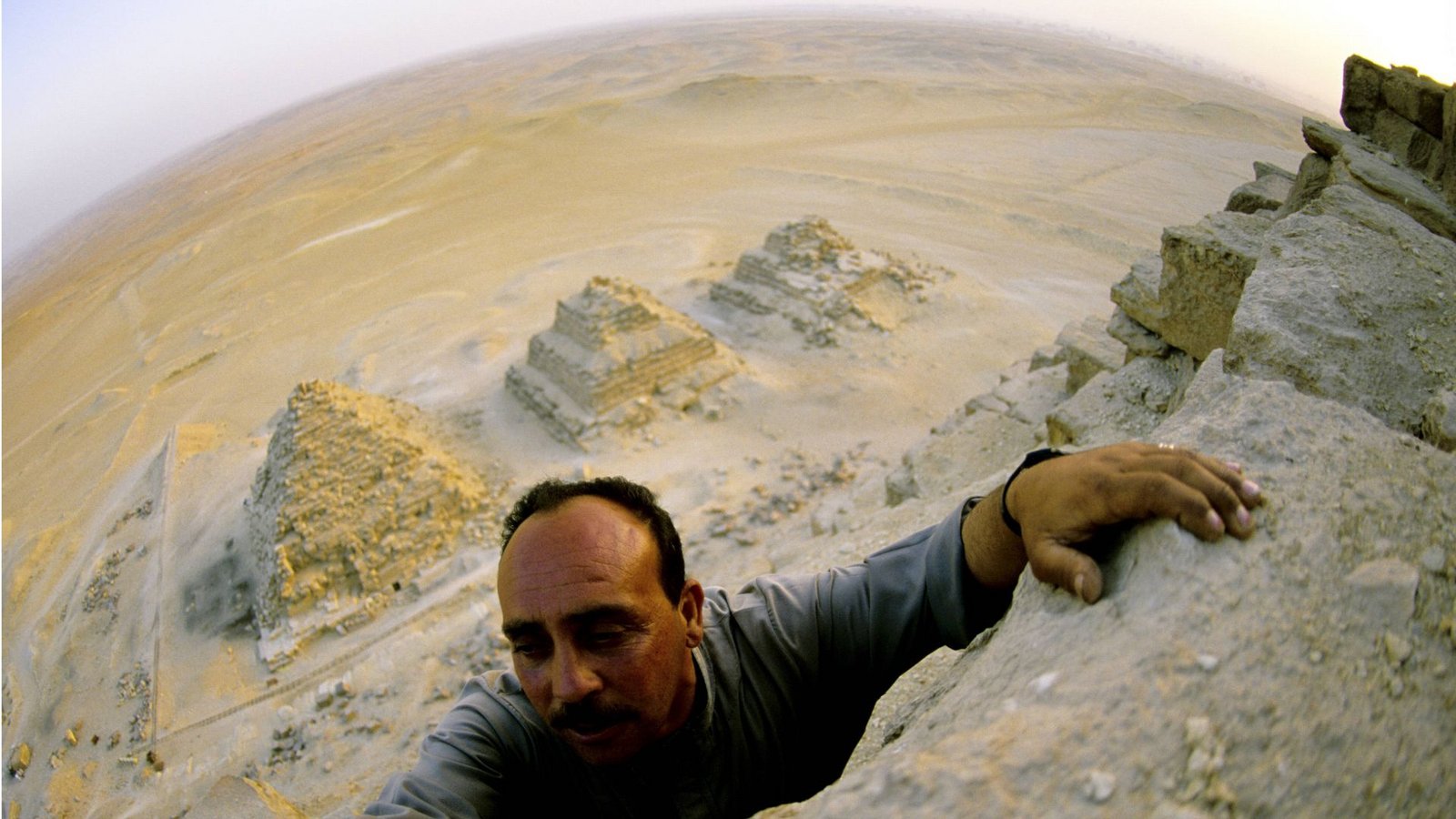 Ein  ägyptischer Archäologe besteigt zu Forschungszwecken die Pyramide von Menkaure (Bild aus dem Jahr 2003).Foto: mago/Aurora Photos