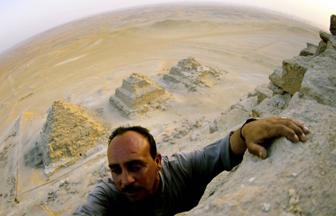 Ein  ägyptischer Archäologe besteigt zu Forschungszwecken die Pyramide von Menkaure (Bild aus dem Jahr 2003).<span class='image-autor'>Foto: mago/Aurora Photos</span>