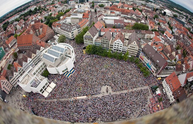 Wimmelbild mit ganz viel Blech: Vom Münsterturm lässt sich die beeindruckende Zahl an  Bläsern ermessen, die alle zwei Jahre zum Landesposaunentag  kommen.<span class='image-autor'>Foto: :  EJW-Archiv /Christoph Bauer</span>