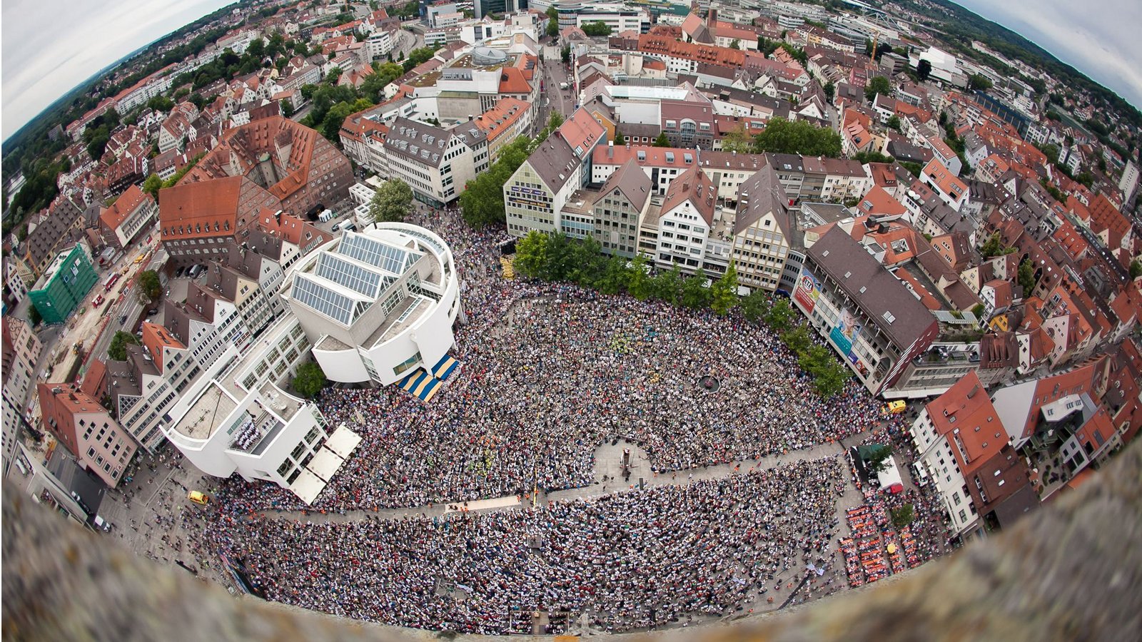 Wimmelbild mit ganz viel Blech: Vom Münsterturm lässt sich die beeindruckende Zahl an  Bläsern ermessen, die alle zwei Jahre zum Landesposaunentag  kommen.Foto: :  EJW-Archiv /Christoph Bauer