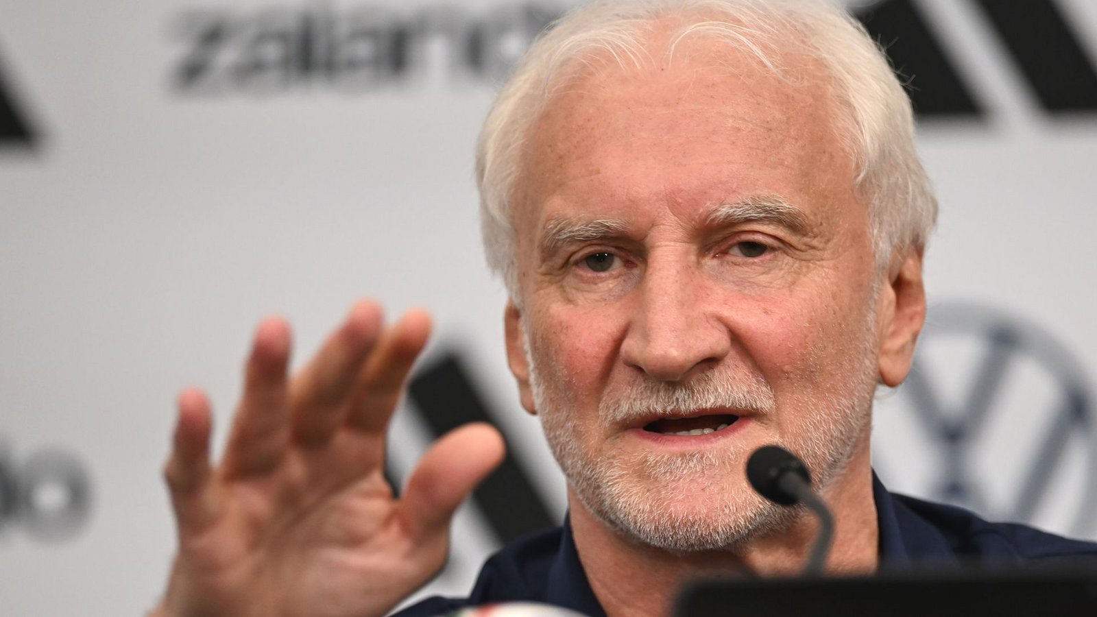 Rudi Völler sieht keinen Grund zur Sorge bei zwei schwierigen WM-Themen.Foto: Federico Gambarini/dpa Rudi Völler sieht keinen Grund zur Sorge bei zwei schwierigen WM-Themen.Foto: Federico Gambarini/dpa