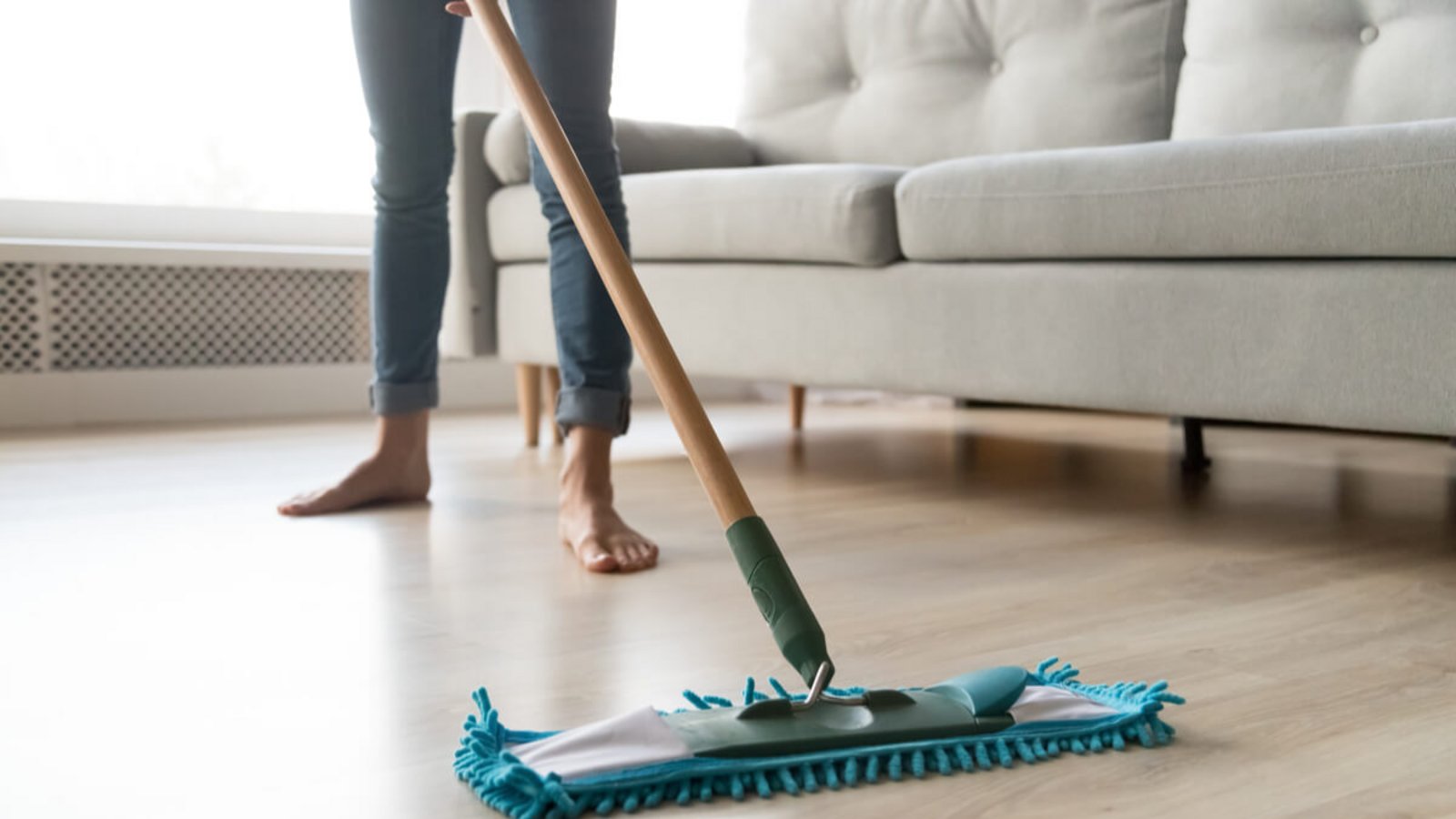In diesem Artikel zeigen wir Ihnen, wie Sie einen unschönen Schmierfilm auf dem Laminatboden schonend entfernen können.Foto: Fizkes / Shutterstock.com