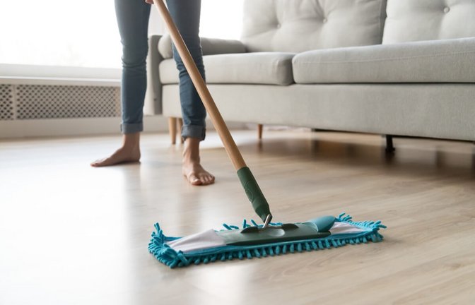 In diesem Artikel zeigen wir Ihnen, wie Sie einen unschönen Schmierfilm auf dem Laminatboden schonend entfernen können.<span class='image-autor'>Foto: Fizkes / Shutterstock.com</span>