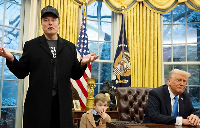 Elon Musk mit seinem Sohn  X Æ A-XII zu Besuch bei Donald Trump (re.) im Weißen Haus<span class='image-autor'>Foto: Jim Watson</span>