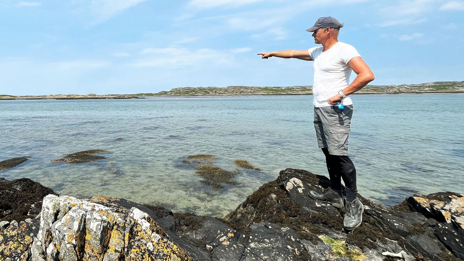 Der Polizist Lars Mack zeigt sein künftiges Revier: In der Gezeitenzone vor der Insel Colonsay liegen die Austernbänke, die er abfischen will.Foto: Martin Tschepe Der Polizist Lars Mack zeigt sein künftiges Revier: In der Gezeitenzone vor der Insel Colonsay liegen die Austernbänke, die er abfischen will.Foto: Martin Tschepe