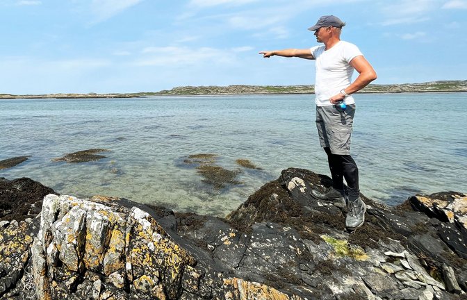 Der Polizist Lars Mack zeigt sein künftiges Revier: In der Gezeitenzone vor der Insel Colonsay liegen die Austernbänke, die er abfischen will.<span class='image-autor'>Foto: Martin Tschepe</span>
