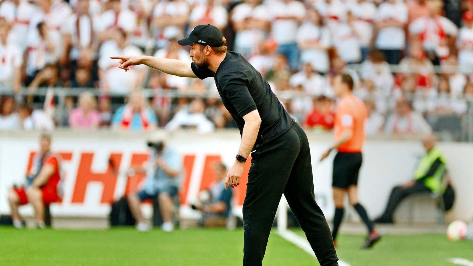 Der VfB-Coach Sebastian Hoeneß gibt die Richtung vor.Foto: Baumann
