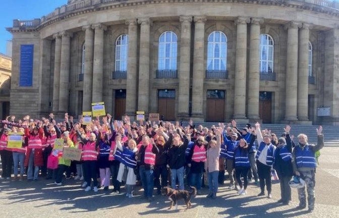Ungewohntes Bild: Streikende Staatstheater-Beschäftigte vor dem Opernhaus Stuttgart<span class='image-autor'>Foto: Forstbauer</span>