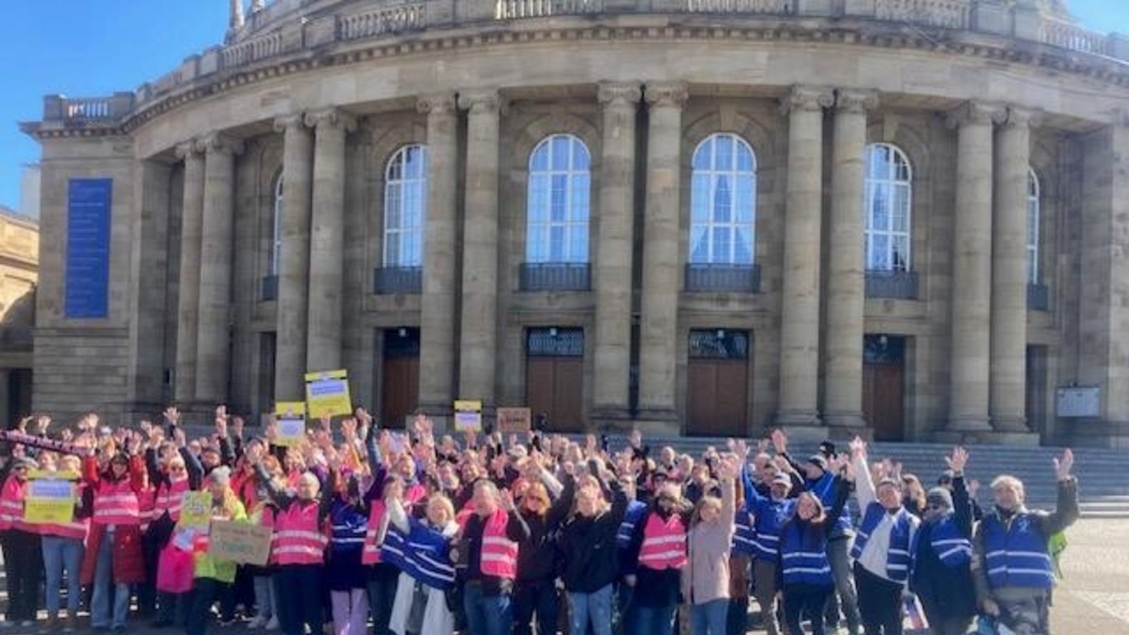 Ungewohntes Bild: Streikende Staatstheater-Beschäftigte vor dem Opernhaus StuttgartFoto: Forstbauer Ungewohntes Bild: Streikende Staatstheater-Beschäftigte vor dem Opernhaus StuttgartFoto: Forstbauer