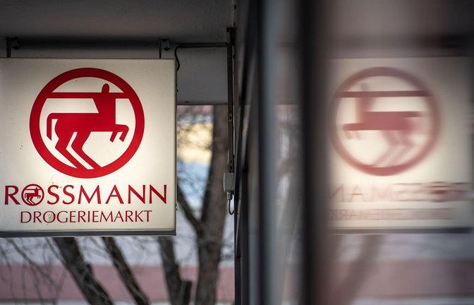 Eine Leuchttafel mit dem Firmenlogo hängt an eine Filiale der Drogeriemarktkette Rossmann in der Mainzer Innenstadt.<span class='image-autor'>Foto: Frank Rumpenhorst/dpa</span>