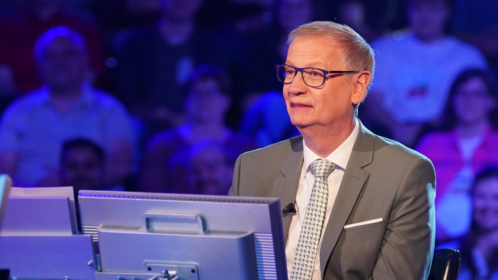 Günther Jauch ist für einige Wochen auf Gehhilfen angewiesen. (Archivbild)Foto: RTL / Stefan Gregorowius Günther Jauch ist für einige Wochen auf Gehhilfen angewiesen. (Archivbild)Foto: RTL / Stefan Gregorowius