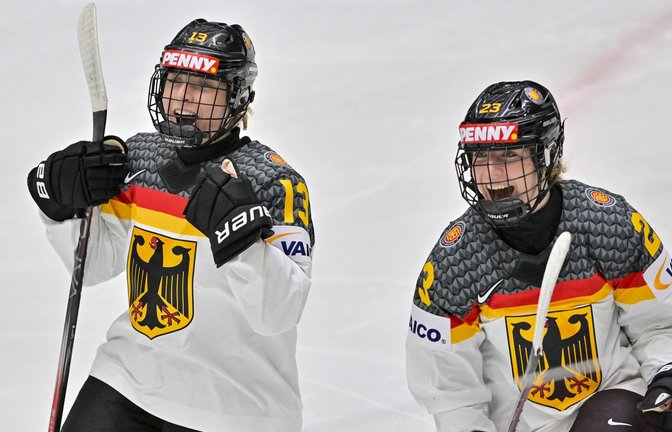Luisa (li.) und Lilli Welcke wollen bei den Winterspielen in Mailand zeigen, wie gut  das deutsche Frauen-Eishockey ist.<span class='image-autor'>Foto: IMAGO/CTK Photo</span>