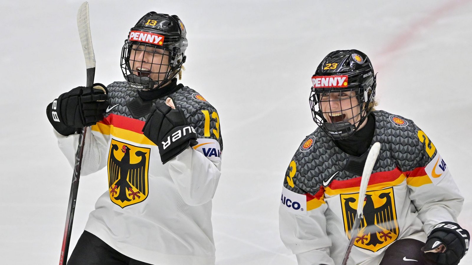 Luisa (li.) und Lilli Welcke wollen bei den Winterspielen in Mailand zeigen, wie gut das deutsche Frauen-Eishockey ist.Foto: IMAGO/CTK Photo Luisa (li.) und Lilli Welcke wollen bei den Winterspielen in Mailand zeigen, wie gut das deutsche Frauen-Eishockey ist.Foto: IMAGO/CTK Photo