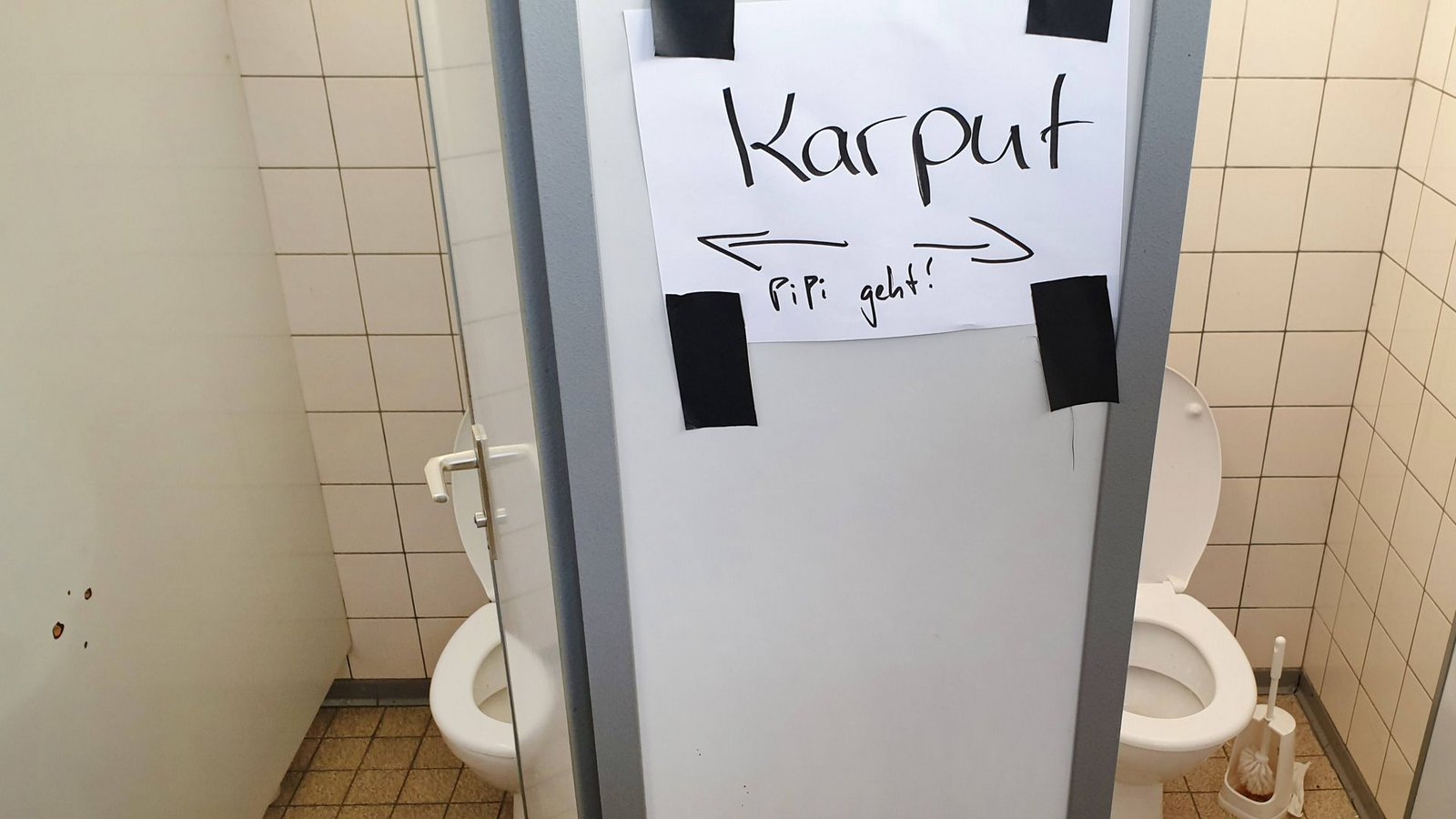 „Karput – PiPi geht“: Die falsche Rechtschreibung an einer Toilettentür ausgerechnet an einer Schule ist genauso wenig vertrauenserweckend wie der sanitäre und hygienische Zustand dieses Schülerklos.Foto: Imago/Blickwinkel „Karput – PiPi geht“: Die falsche Rechtschreibung an einer Toilettentür ausgerechnet an einer Schule ist genauso wenig vertrauenserweckend wie der sanitäre und hygienische Zustand dieses Schülerklos.Foto: Imago/Blickwinkel