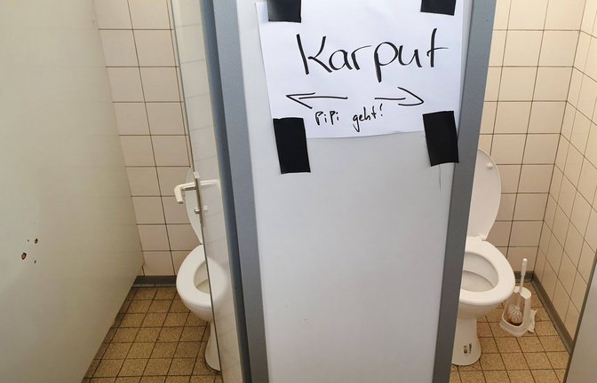 „Karput – PiPi geht“: Die falsche Rechtschreibung  an einer Toilettentür ausgerechnet an einer Schule ist genauso wenig vertrauenserweckend wie der sanitäre und hygienische Zustand dieses Schülerklos.<span class='image-autor'>Foto: Imago/Blickwinkel</span>