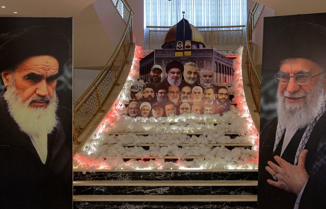 Plakate iranischer Führer als Solidaritätsbekundung. Sollte Israel die iranische Botschaft in Beirut angreifen, droht dieser damit, israelische Botschaften weltweit anzugreifen (Symbolfoto).<span class='image-autor'>Foto: IMAGO/ZUMA Press Wire/IMAGO/Marwan Naamani</span>