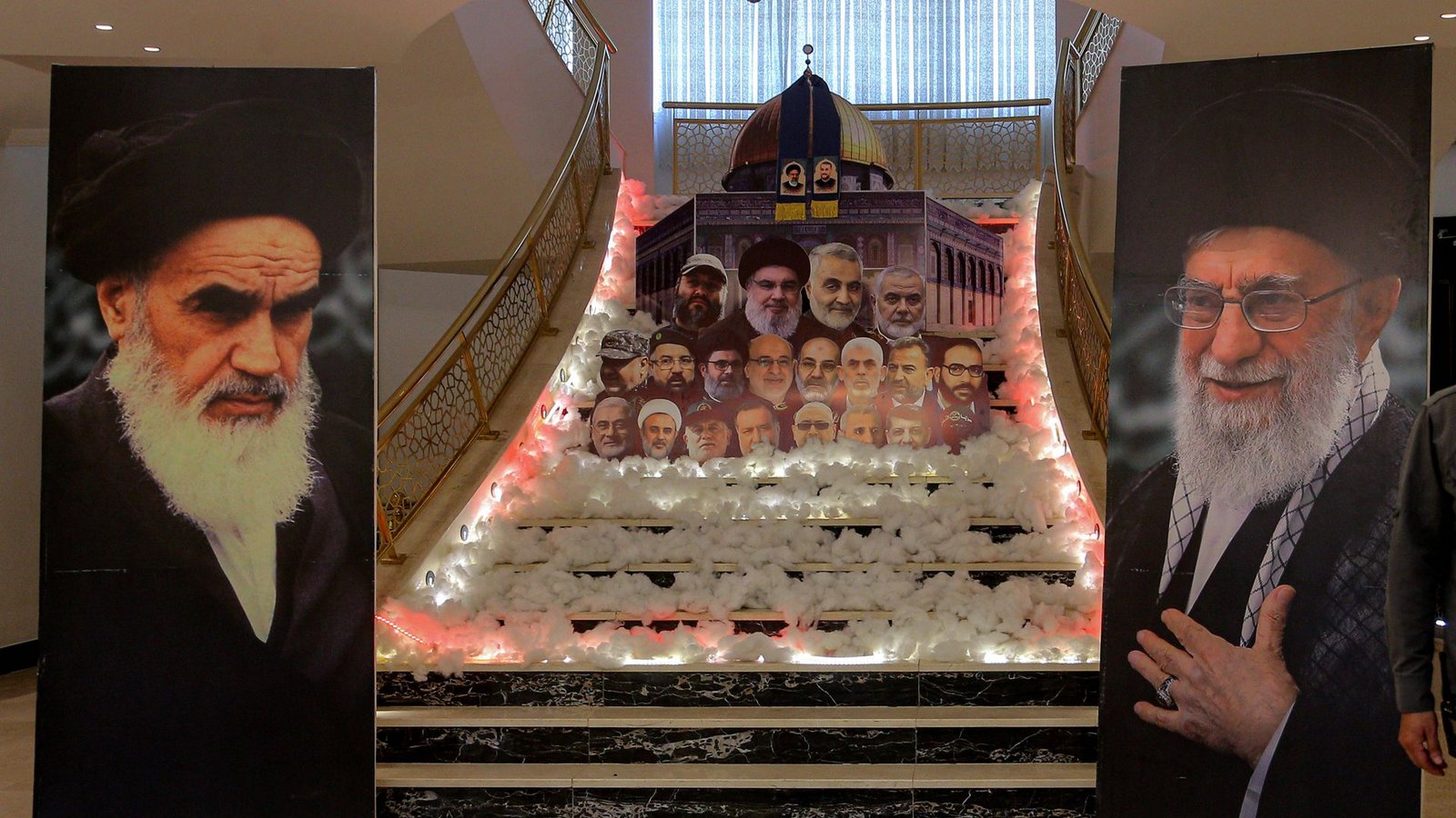 Plakate iranischer Führer als Solidaritätsbekundung. Sollte Israel die iranische Botschaft in Beirut angreifen, droht dieser damit, israelische Botschaften weltweit anzugreifen (Symbolfoto).Foto: IMAGO/ZUMA Press Wire/IMAGO/Marwan Naamani