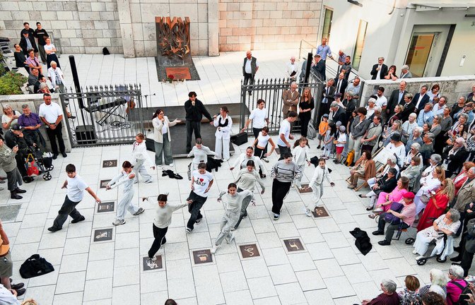 Mitglieder der Jugendgruppe Halev tanzen bei der Einweihung des neuen Synagogenvorplatzes im Hospitalviertel.<span class='image-autor'>Foto: Lichtgut/Leif Piechowski</span>