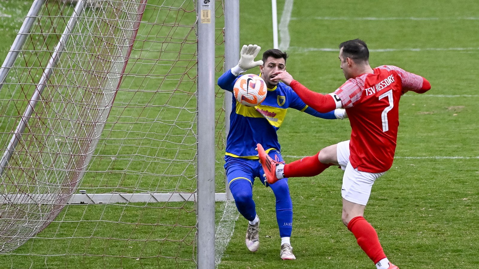 Roberto Ancona (rechts) vom TSV Nussdorf verpasst in dieser Szene den Ausgleich. Foto: Leitner