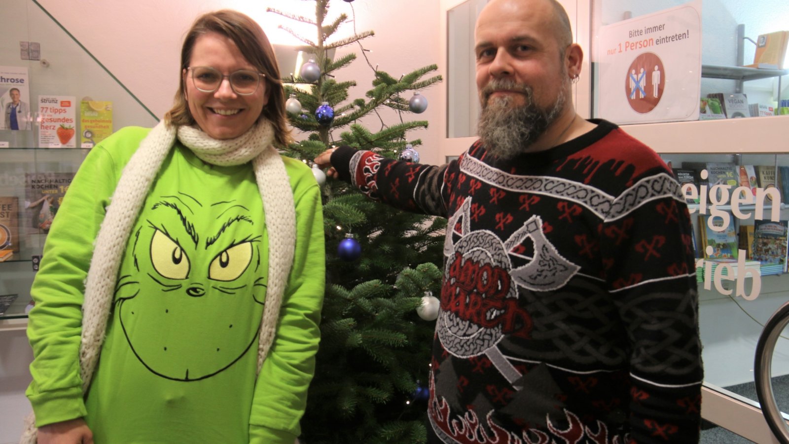 Na, schmerzen die Augen beim Anblick dieser Pullis? Sollen sie auch. Schließlich tragen die VKZ-Redakteure Michael Banholzer und Claudia Rieger bewusst sogenannte „ugly sweater“, also hässliche Weihnachtspullover. Haben Sie auch so ein Exemplar im Schrank? Dann Foto machen und mailen an: info@vkz.de (Stichwort „ugly“). Wir veröffentlichen einige hässlich-besinnliche Beispiele in der VKZ. Foto: Rücker