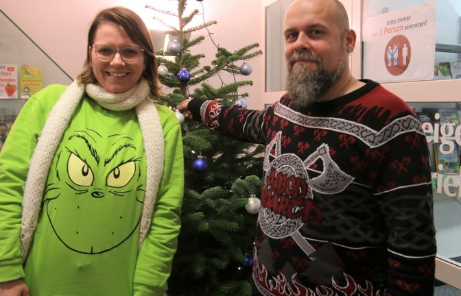 Na, schmerzen die Augen beim Anblick dieser Pullis? Sollen sie auch. Schließlich tragen die VKZ-Redakteure Michael Banholzer und Claudia Rieger bewusst sogenannte „ugly sweater“, also hässliche Weihnachtspullover. Haben Sie auch so ein Exemplar im Schrank? Dann Foto machen und mailen an: info@vkz.de (Stichwort „ugly“). Wir veröffentlichen einige hässlich-besinnliche Beispiele in der VKZ. <span class='image-autor'>Foto: Rücker</span>