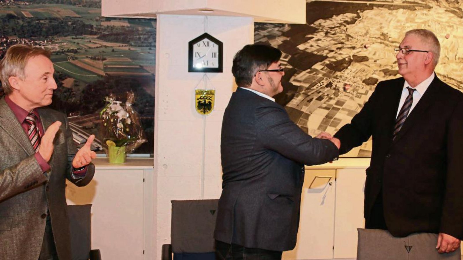 Bürgermeister Peter Schäfer (rechts) wird von Bernd Hasenmaier auf die dritte Amstzeit verpflichtet. Der Ludwigsburger Landrat Rainer Haas (links) spendet Beifall. Foto: Bögel Bürgermeister Peter Schäfer (rechts) wird von Bernd Hasenmaier auf die dritte Amstzeit verpflichtet. Der Ludwigsburger Landrat Rainer Haas (links) spendet Beifall. Foto: Bögel
