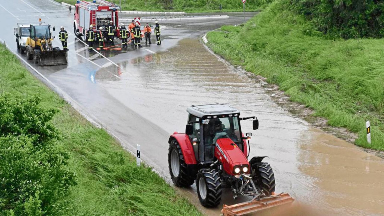Die Umgehungsstraße von Sersheim war innerhalb einer Woche gleich zweimal überflutet. Der Starkregen war für die Gräben zu viel. Foto: Leitner