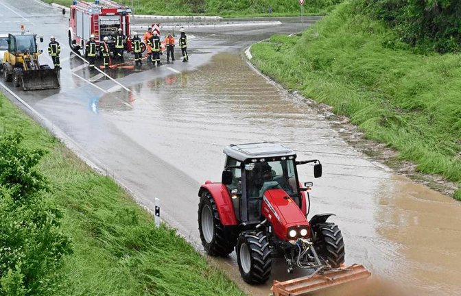 Die Umgehungsstraße von Sersheim war innerhalb einer Woche gleich zweimal überflutet. Der Starkregen war für die Gräben zu viel. Foto: Leitner