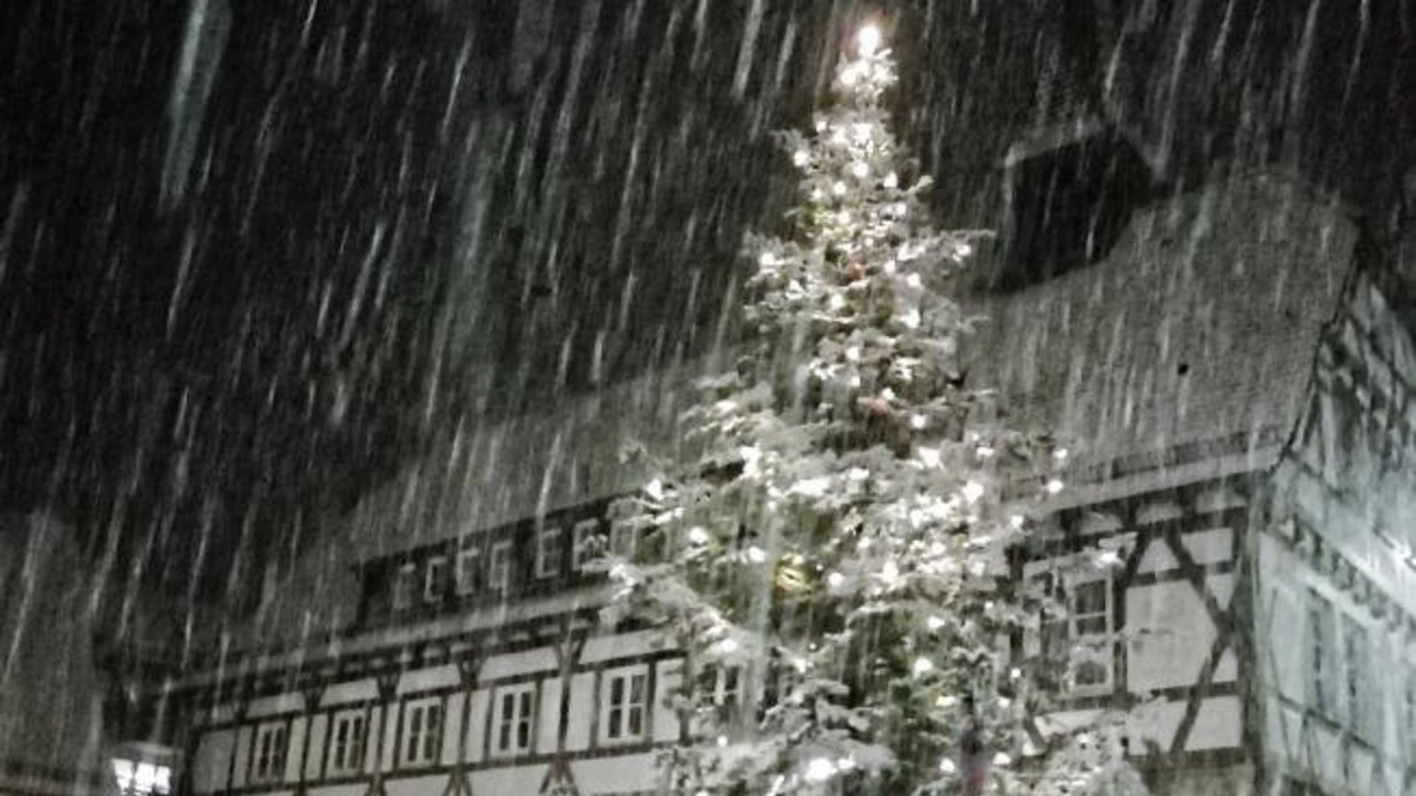 Sonntagabend in Nussdorf: Der Winter lässt grüßen. Foto: Zink